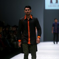 Rancangan Lutfiah Ibrahim Saleh yang menampilkan Koleksi Lusense Krisdayanti mengangkat tema Magical City di Jakarta Fashion Week 2017. Senayan City. Jakarta. [Foto: Mohammad Abduh/Wolipop]