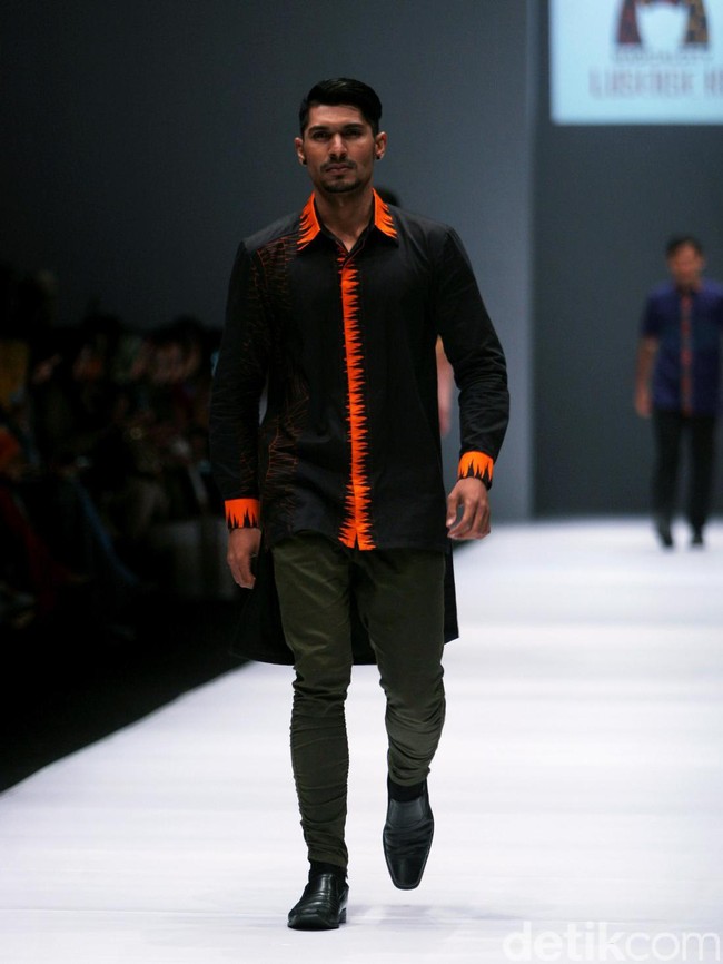 Rancangan Lutfiah Ibrahim Saleh yang menampilkan Koleksi Lusense Krisdayanti mengangkat tema Magical City di Jakarta Fashion Week 2017. Senayan City. Jakarta. [Foto: Mohammad Abduh/Wolipop]