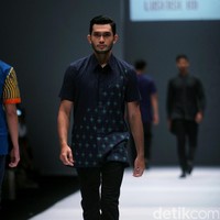 Rancangan Lutfiah Ibrahim Saleh yang menampilkan Koleksi Lusense Krisdayanti mengangkat tema Magical City di Jakarta Fashion Week 2017. Senayan City. Jakarta. [Foto: Mohammad Abduh/Wolipop]