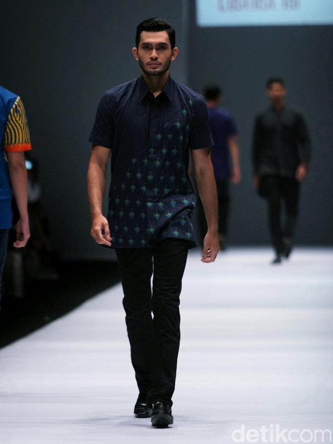 Rancangan Lutfiah Ibrahim Saleh yang menampilkan Koleksi Lusense Krisdayanti mengangkat tema Magical City di Jakarta Fashion Week 2017. Senayan City. Jakarta. [Foto: Mohammad Abduh/Wolipop]