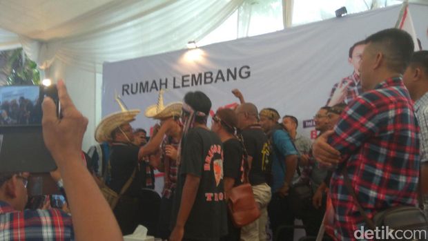 Jauh-jauh dari NTT, Kelompok Orang Ini Berikan Gelar Pejuang kepada Ahok