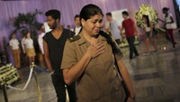 Banyak warga yang meneteskan air mata tanda kesedihan saat mengikuti penghormatan terakhir. REUTERS/Carlos Barria.