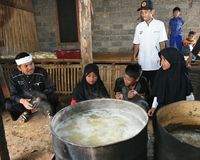 Melihat Para Pelajar di Purwakarta Membantu Pekerjaan Orangtuanya