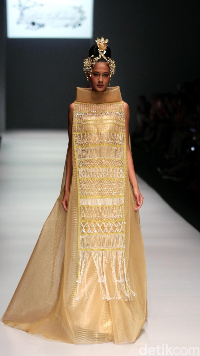 Koleksi Didi kali ini memasukan unsur budaya jawa dengan warna emas agar terkesan lebih anggun. [Foto: Mohammad Abduh/Wolipop]