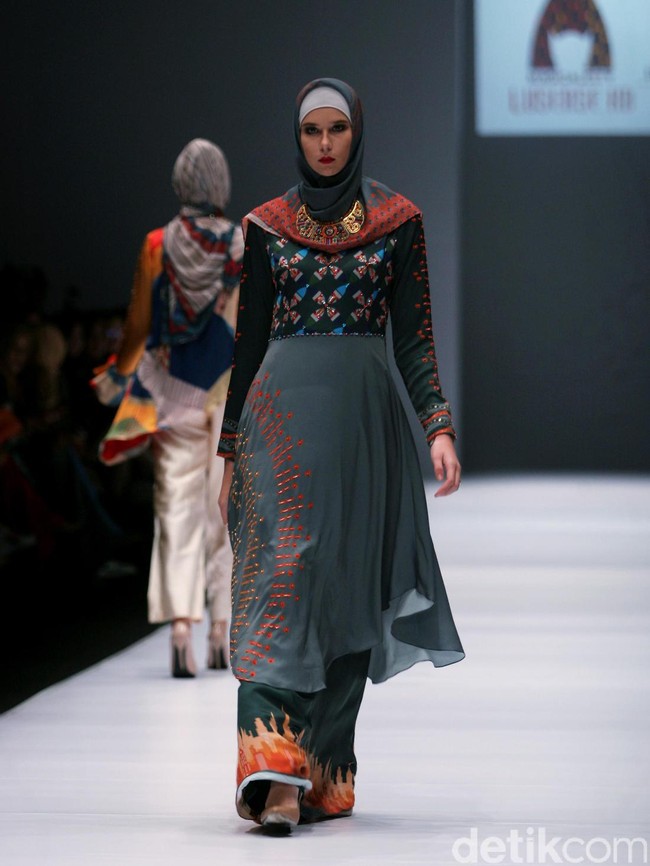Rancangan Lutfiah Ibrahim Saleh yang menampilkan Koleksi Lusense Krisdayanti mengangkat tema Magical City di Jakarta Fashion Week 2017. Senayan City. Jakarta. [Foto: Mohammad Abduh/Wolipop]