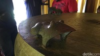 Foto: Gong nekara berbentuk dandang terbalik dan memiliki beberapa ornamen. Di antaranya ada motif gajah, bangau, katak, ikan, pohon sirih hingga simbol matahari (Esty/detikTravel)