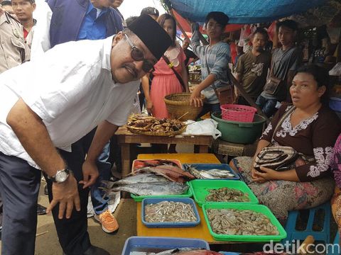  Calon Gubernur Banten Rano Karno blusukan di Pasar Ciputat, Selasa (29/11/2016)