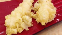 Aneka gorengan bisa dipilih sebagai teman makan udon. Ebi Tempura punya tekstur tepung yang garing renyah pada permukaannya dengan isi daging udang segar. Namun bagian dalam tepungnya agak tebal dan sedikit lembab.