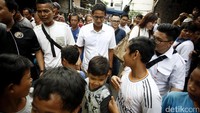 Sandiaga menyapa anak-anak yang ditemuinya di sepanjang Jalan Tomang Tinggi.