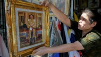 Ada pula penjual yang memajang di luar toko mereka. REUTERS/Jorge Silva.