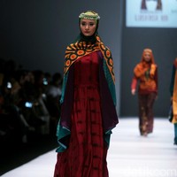 Rancangan Lutfiah Ibrahim Saleh yang menampilkan Koleksi Lusense Krisdayanti mengangkat tema Magical City di Jakarta Fashion Week 2017. Senayan City. Jakarta. [Foto: Mohammad Abduh/Wolipop]