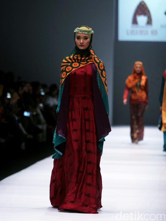 Rancangan Lutfiah Ibrahim Saleh yang menampilkan Koleksi Lusense Krisdayanti mengangkat tema Magical City di Jakarta Fashion Week 2017. Senayan City. Jakarta. [Foto: Mohammad Abduh/Wolipop]