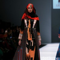Rancangan Lutfiah Ibrahim Saleh yang menampilkan Koleksi Lusense Krisdayanti mengangkat tema Magical City di Jakarta Fashion Week 2017. Senayan City. Jakarta. [Foto: Mohammad Abduh/Wolipop]