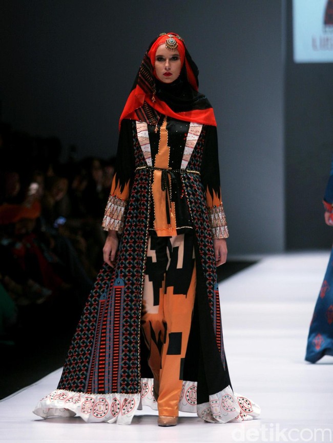 Rancangan Lutfiah Ibrahim Saleh yang menampilkan Koleksi Lusense Krisdayanti mengangkat tema Magical City di Jakarta Fashion Week 2017. Senayan City. Jakarta. [Foto: Mohammad Abduh/Wolipop]