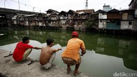 Warga tampak memancing.