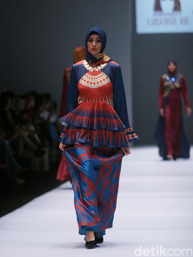 Rancangan Lutfiah Ibrahim Saleh yang menampilkan Koleksi Lusense Krisdayanti mengangkat tema Magical City di Jakarta Fashion Week 2017. Senayan City. Jakarta. [Foto: Mohammad Abduh/Wolipop]