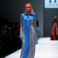 Rancangan Lutfiah Ibrahim Saleh yang menampilkan Koleksi Lusense Krisdayanti mengangkat tema Magical City di Jakarta Fashion Week 2017. Senayan City. Jakarta. [Foto: Mohammad Abduh/Wolipop]
