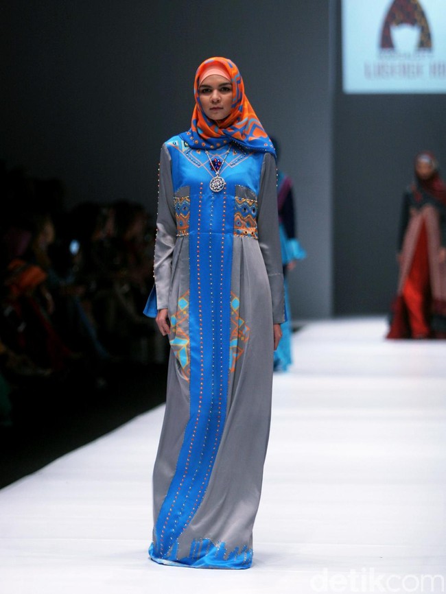 Rancangan Lutfiah Ibrahim Saleh yang menampilkan Koleksi Lusense Krisdayanti mengangkat tema Magical City di Jakarta Fashion Week 2017. Senayan City. Jakarta. [Foto: Mohammad Abduh/Wolipop]