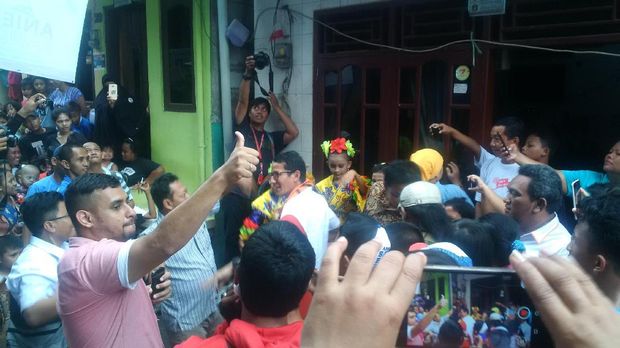 Lincahnya Sandiaga Menari Jaipong Bersama Warga Grogol Petamburan