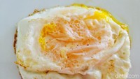 LEO: Daya kreasi Anda cocok dengan pilihan telor ceplok atau telur goreng untuk sarapan. Selain itu bentuk telur goreng sudah jelas tertebak mencerminkan keteguhan hati zodiak ini.Foto: detikfood