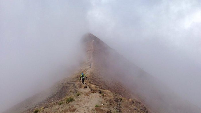 Status Waspada, Gunung Agung Ditutup untuk Umum