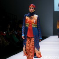 Rancangan Lutfiah Ibrahim Saleh yang menampilkan Koleksi Lusense Krisdayanti mengangkat tema Magical City di Jakarta Fashion Week 2017. Senayan City. Jakarta. [Foto: Mohammad Abduh/Wolipop]