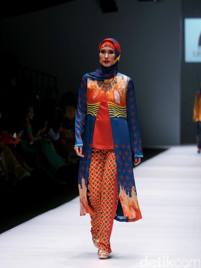 Rancangan Lutfiah Ibrahim Saleh yang menampilkan Koleksi Lusense Krisdayanti mengangkat tema Magical City di Jakarta Fashion Week 2017. Senayan City. Jakarta. [Foto: Mohammad Abduh/Wolipop]