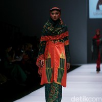 Rancangan Lutfiah Ibrahim Saleh yang menampilkan Koleksi Lusense Krisdayanti mengangkat tema Magical City di Jakarta Fashion Week 2017. Senayan City. Jakarta. [Foto: Mohammad Abduh/Wolipop]