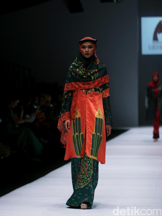 Rancangan Lutfiah Ibrahim Saleh yang menampilkan Koleksi Lusense Krisdayanti mengangkat tema Magical City di Jakarta Fashion Week 2017. Senayan City. Jakarta. [Foto: Mohammad Abduh/Wolipop]