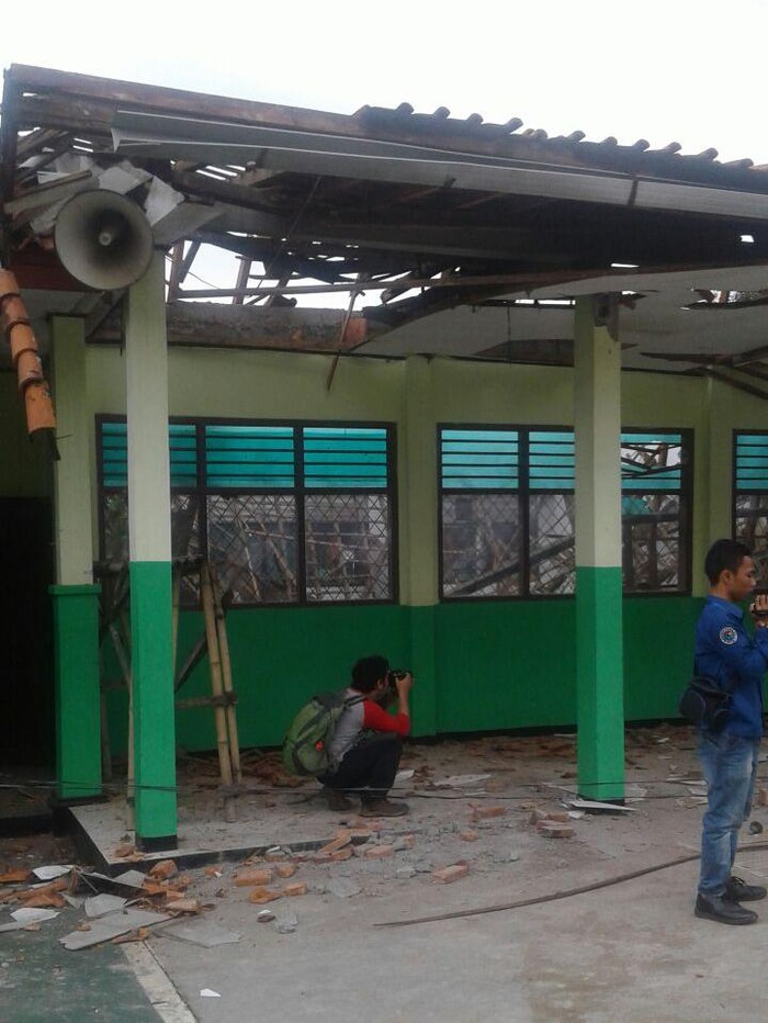 Atap SMP 4 Bekasi Roboh, Kagetkan Siswa yang Sedang Belajar