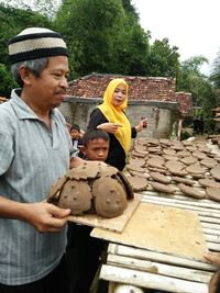 Melihat Para Pelajar di Purwakarta Membantu Pekerjaan Orangtuanya