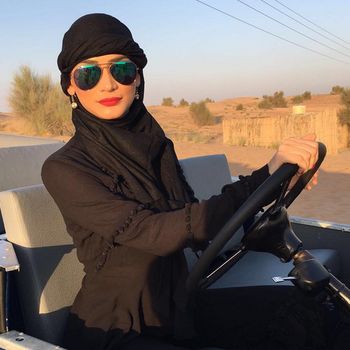 Foto: Penampilan Miss Universe Pia Wurtzbach Saat Berhijab di Dubai