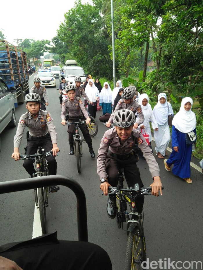 Penampakan Massa GNPF yang Berjalan Kaki dari Ciamis ke Jakarta