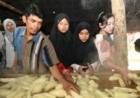 Melihat Para Pelajar di Purwakarta Membantu Pekerjaan Orangtuanya