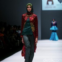 Rancangan Lutfiah Ibrahim Saleh yang menampilkan Koleksi Lusense Krisdayanti mengangkat tema Magical City di Jakarta Fashion Week 2017. Senayan City. Jakarta. [Foto: Mohammad Abduh/Wolipop]