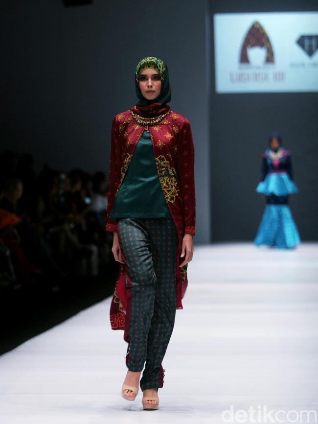 Rancangan Lutfiah Ibrahim Saleh yang menampilkan Koleksi Lusense Krisdayanti mengangkat tema Magical City di Jakarta Fashion Week 2017. Senayan City. Jakarta. [Foto: Mohammad Abduh/Wolipop]