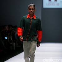 Rancangan Lutfiah Ibrahim Saleh yang menampilkan Koleksi Lusense Krisdayanti mengangkat tema Magical City di Jakarta Fashion Week 2017. Senayan City. Jakarta. [Foto: Mohammad Abduh/Wolipop]