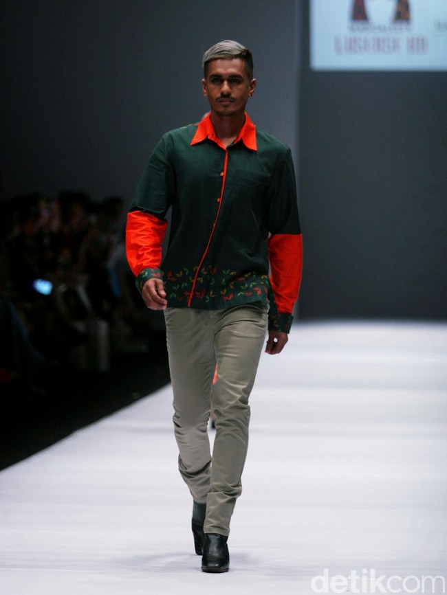 Rancangan Lutfiah Ibrahim Saleh yang menampilkan Koleksi Lusense Krisdayanti mengangkat tema Magical City di Jakarta Fashion Week 2017. Senayan City. Jakarta. [Foto: Mohammad Abduh/Wolipop]