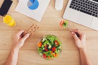 Sering Makan Siang di Meja Kantor Juga Bisa Bikin Berat Badan Naik, Ini Alasannya