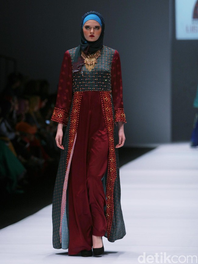 Rancangan Lutfiah Ibrahim Saleh yang menampilkan Koleksi Lusense Krisdayanti mengangkat tema Magical City di Jakarta Fashion Week 2017. Senayan City. Jakarta. [Foto: Mohammad Abduh/Wolipop]