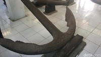 Foto: Meriam kuno dan jangkar raksasa merupakan peninggalan dari Baba Desan dan Gowa Liong Hui, saudagar keturunan China yang datang ke Selayar (Esty/detikTravel)