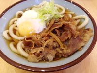 Sanukiseimen Mugimaru: Hangatkan Badan dengan Udon Lembut dengan Topping Daging dan Onsen Tamago