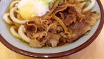 Menikmati Udon Hangat Bertopping Daging dan Donburi Udang Bumbu Pedas