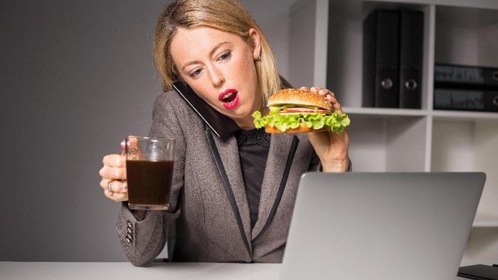 Suka Tunda Waktu Makan Siang, Siap-siap Perut Jadi Melar