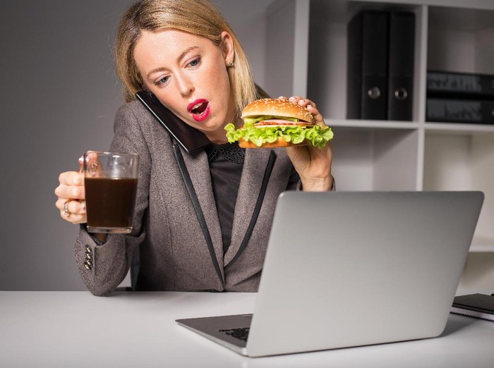 Terbiasa Makan Siang di Meja Kerja? Waspada Badan Jadi Gemuk