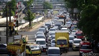 Lalu lintas di Jalan Latumenten tampak merayap.