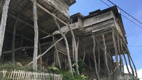Dulu sering terjadi konflik kampung antar tetangga. Untuk mencegah rumah mereka ditombak, maka para penduduk sengaja membangun rumah mereka dengan tiang yang tinggi (Esty/detikTravel)