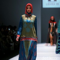 Rancangan Lutfiah Ibrahim Saleh yang menampilkan Koleksi Lusense Krisdayanti mengangkat tema Magical City di Jakarta Fashion Week 2017. Senayan City. Jakarta. [Foto: Mohammad Abduh/Wolipop]