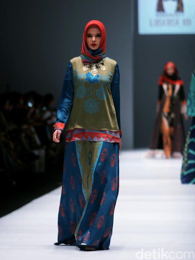 Rancangan Lutfiah Ibrahim Saleh yang menampilkan Koleksi Lusense Krisdayanti mengangkat tema Magical City di Jakarta Fashion Week 2017. Senayan City. Jakarta. [Foto: Mohammad Abduh/Wolipop]