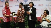 Menteri Yohana menerima plakat dari Ketua Asosiasi Perusahaan Sahabat Anak Indonesia (APSAI), Luhur Budijarso.